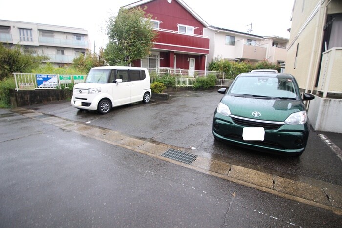 物件外観写真5　(駐車場)