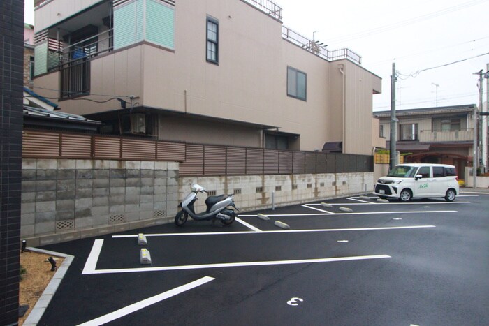 物件外観写真4　(駐車場)