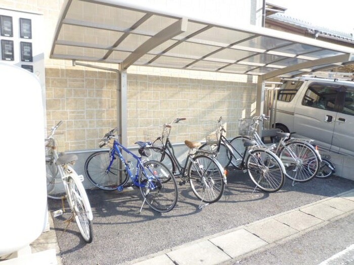 物件外観写真4　(駐輪場)
