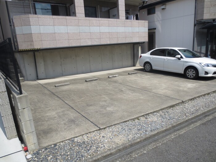 物件外観写真6　(駐車場)