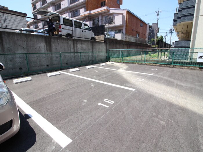 物件外観写真5　(駐車場)