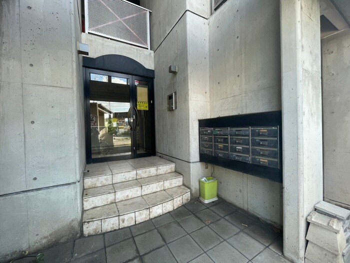物件外観写真6　(エントランス部分)