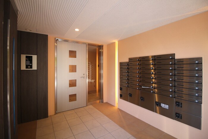 物件外観写真3　(エントランス部分)