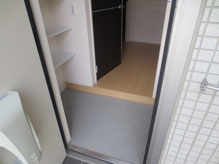 物件内観写真4　(玄関)