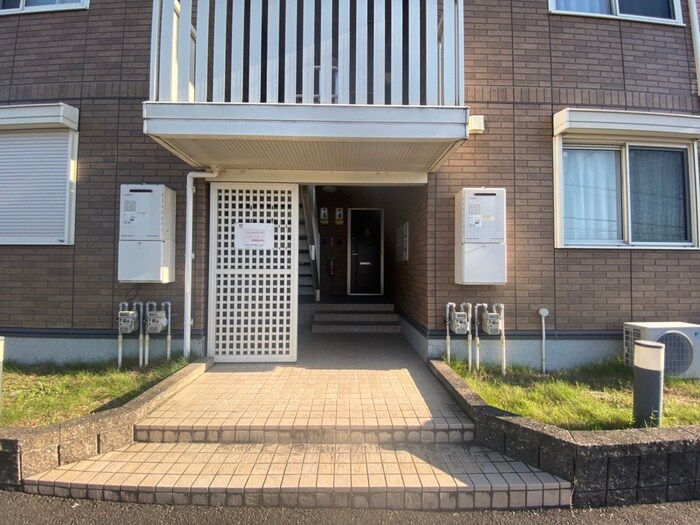 物件外観写真3　(エントランス部分)