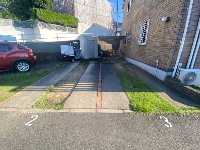 物件外観写真4　(駐車場)