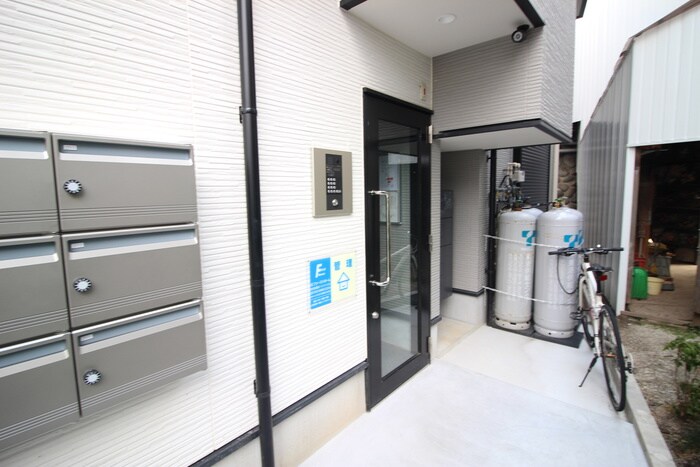 物件外観写真3　(エントランス部分)