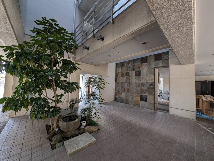 物件外観写真3　(エントランス部分)