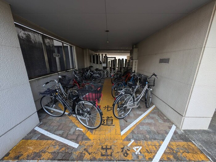 物件外観写真4　(駐輪場)