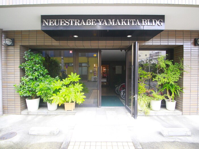 物件外観写真2　(エントランス部分)