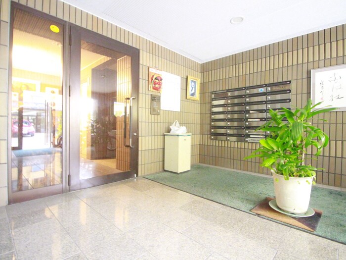 物件外観写真3　(エントランス部分)