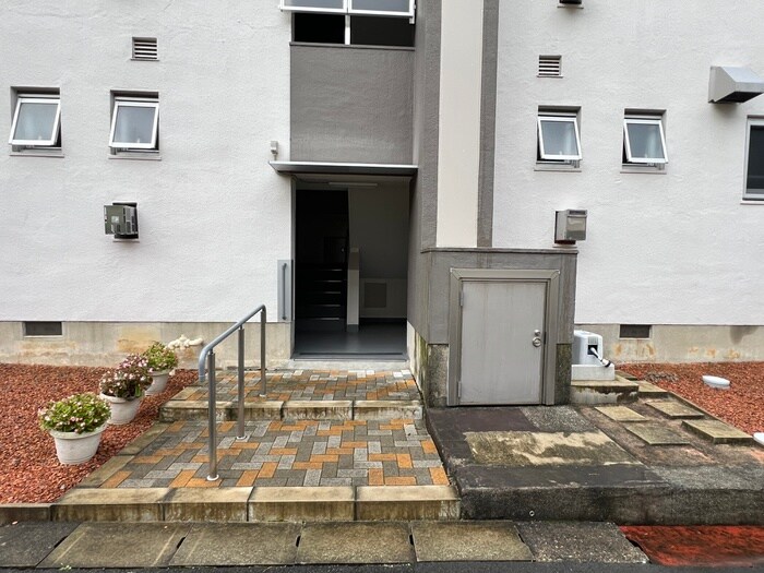 物件外観写真6　(エントランス部分)