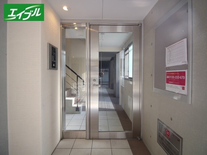 物件外観写真2　(エントランス部分)