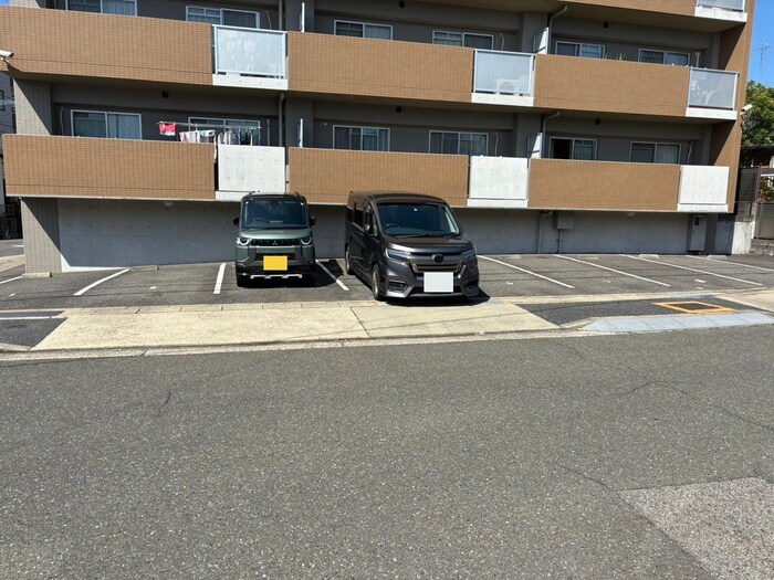 物件外観写真3　(駐車場)