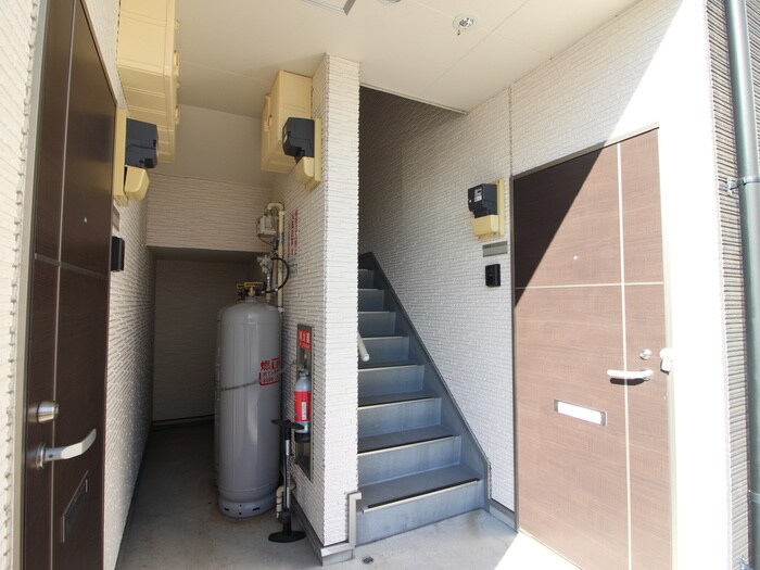 物件外観写真2　(エントランス部分)