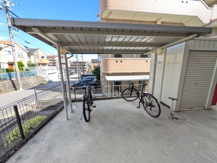 物件外観写真4　(駐輪場)
