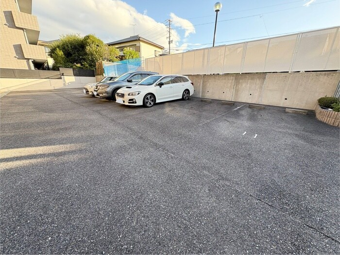 物件外観写真5　(駐車場)