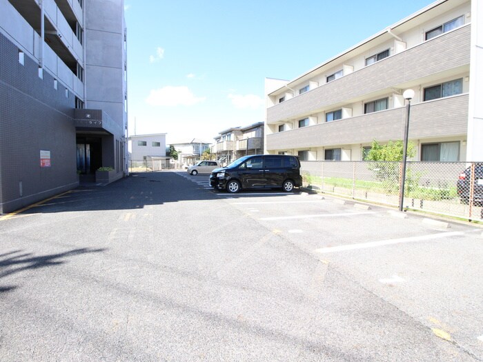 物件外観写真3　(駐車場)
