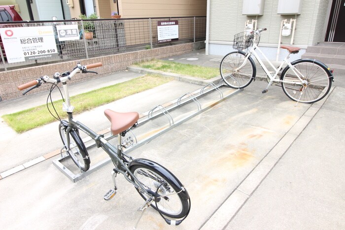物件外観写真4　(駐輪場)