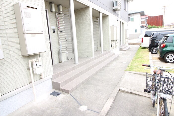 物件外観写真5　(エントランス部分)