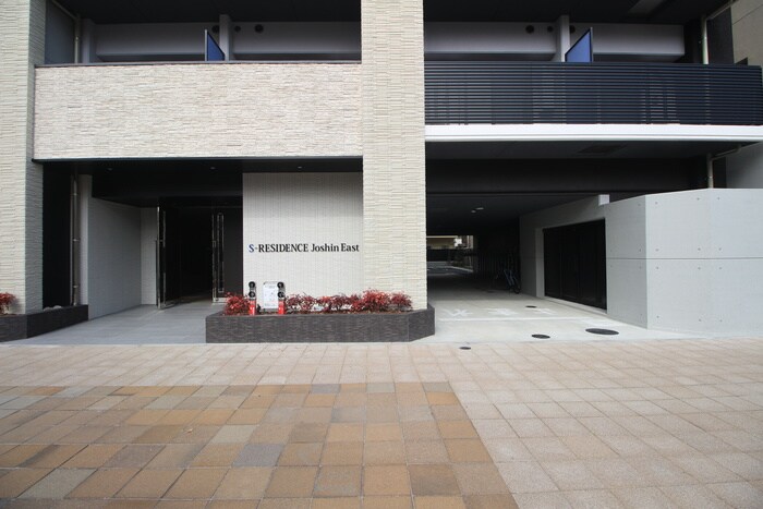 物件外観写真2　(エントランス部分)