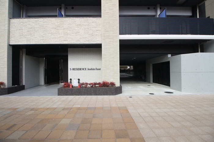 物件外観写真2　(エントランス部分)