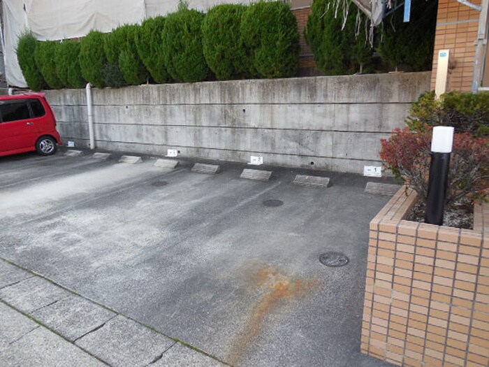 物件外観写真2　(駐車場)