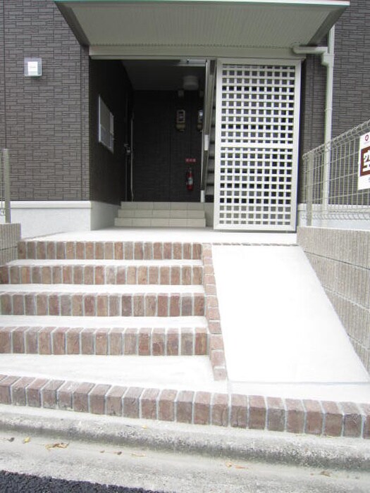 物件外観写真2　(エントランス部分)