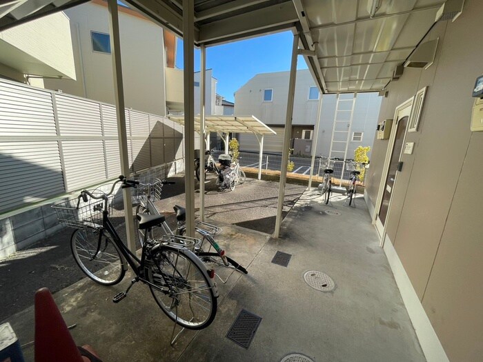 物件外観写真4　(駐輪場)