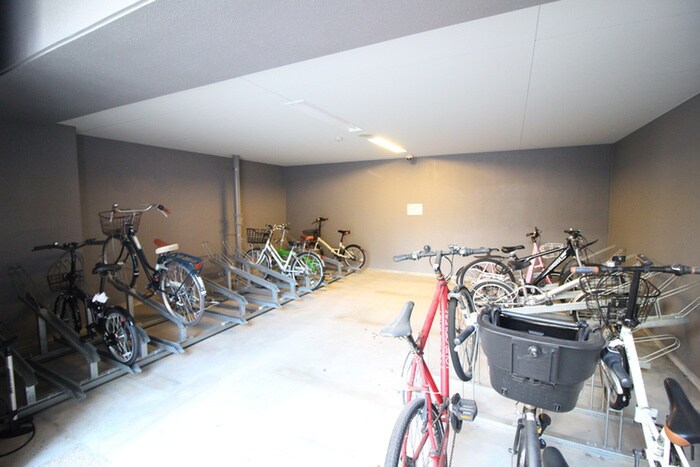 物件外観写真4　(駐輪場)