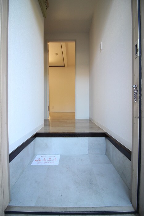 物件内観写真4　(玄関)