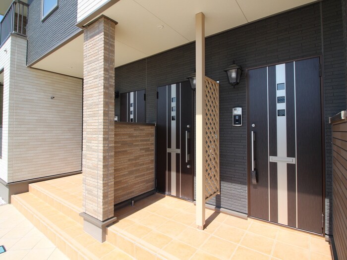 物件外観写真4　(エントランス部分)