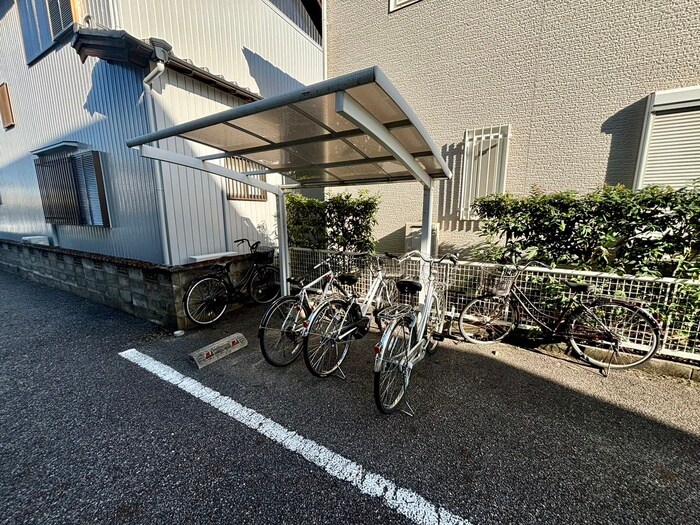 物件外観写真4　(駐輪場)