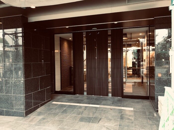 物件外観写真2　(エントランス部分)