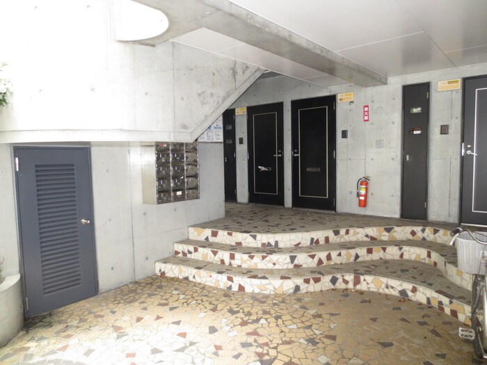 物件外観写真5　(エントランス部分)