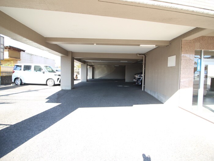 物件外観写真2　(駐車場)