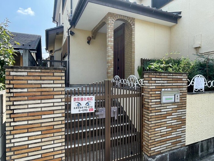 物件外観写真4　(エントランス部分)