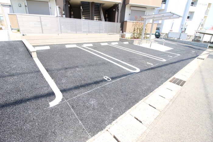 物件外観写真4　(駐車場)