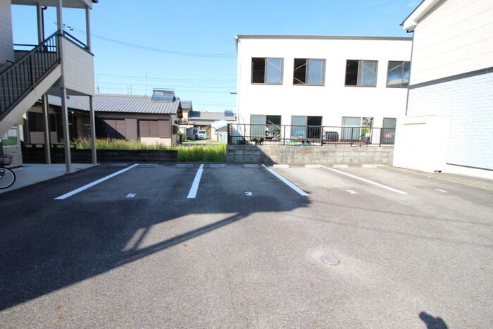 物件外観写真5　(駐車場)