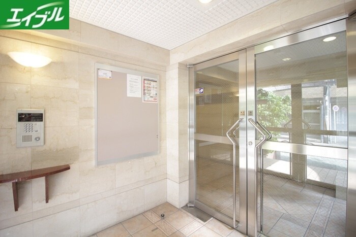 物件外観写真5　(エントランス部分)