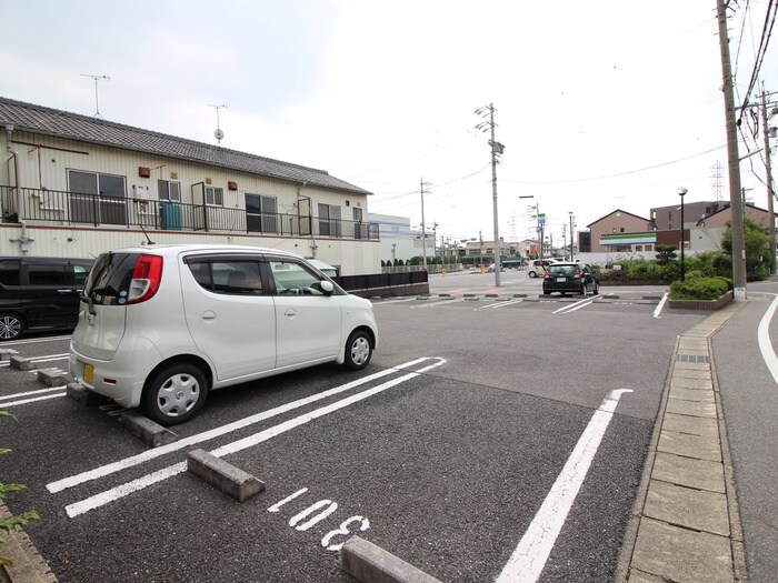 物件外観写真5　(駐車場)