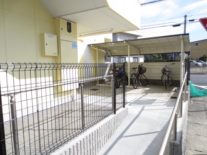 物件外観写真2　(駐輪場)