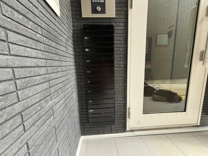 物件外観写真5　(エントランス部分)