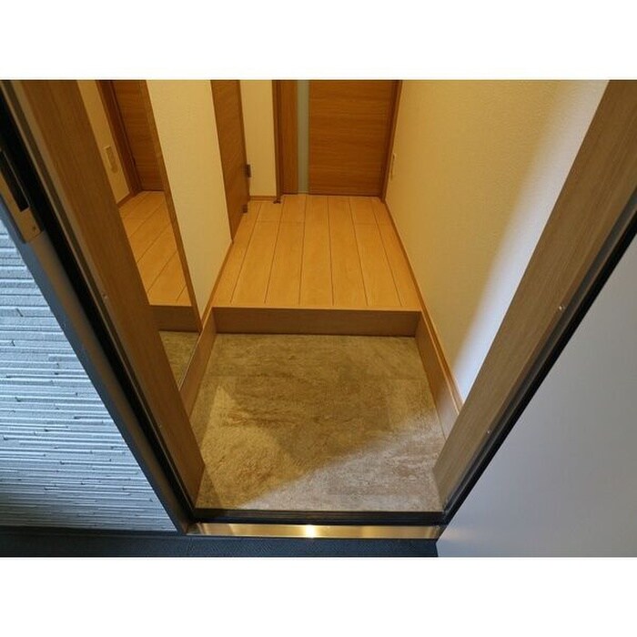 物件内観写真4　(玄関)