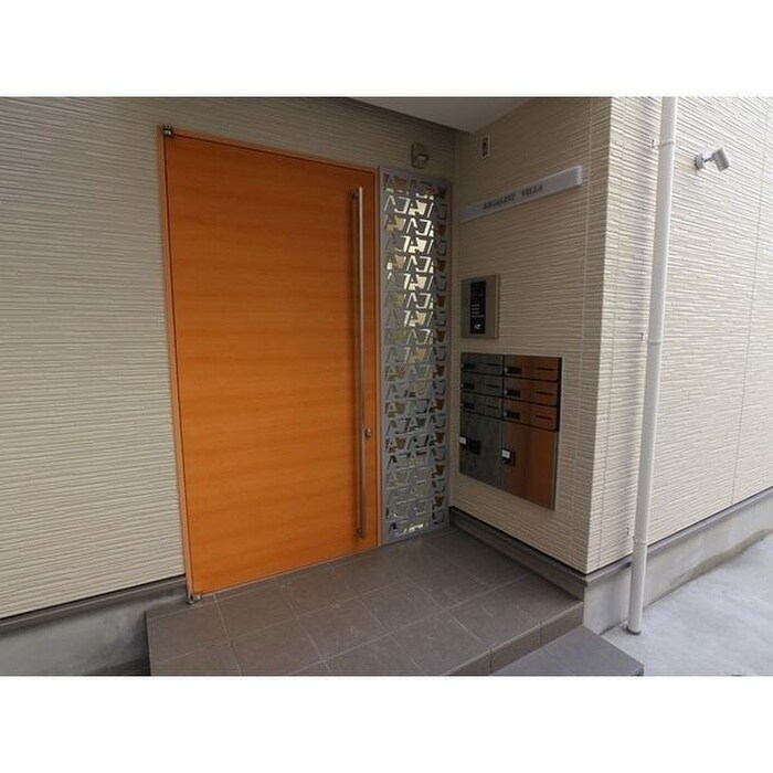 物件外観写真3　(エントランス部分)