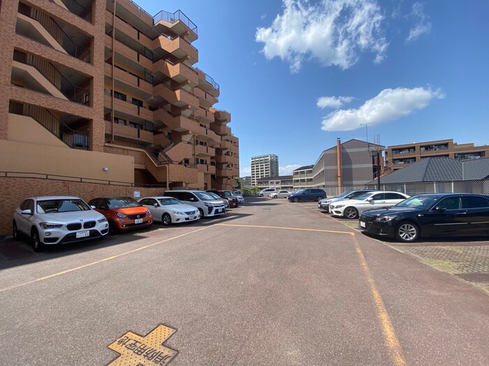 物件外観写真4　(駐車場)