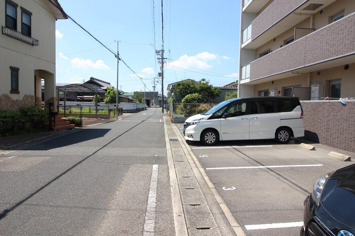 物件外観写真3　(駐車場)