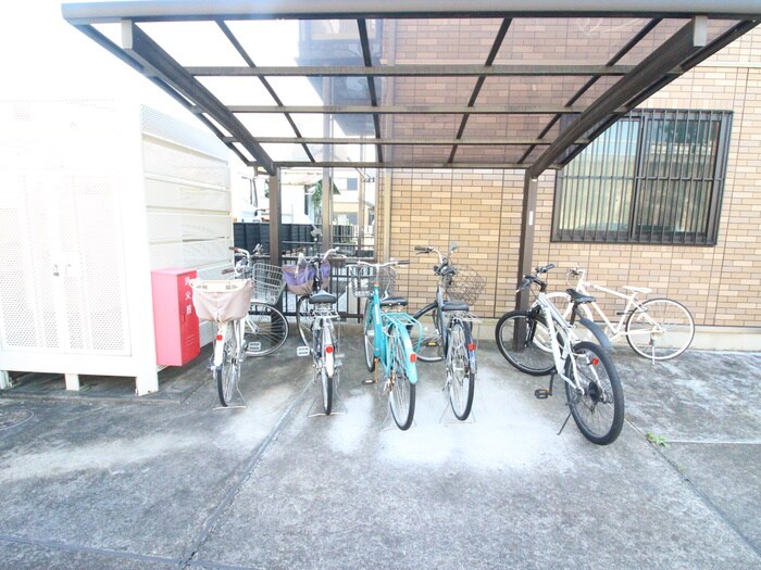 物件外観写真4　(駐輪場)