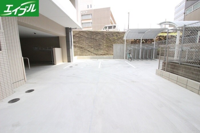 物件外観写真2　(駐車場)