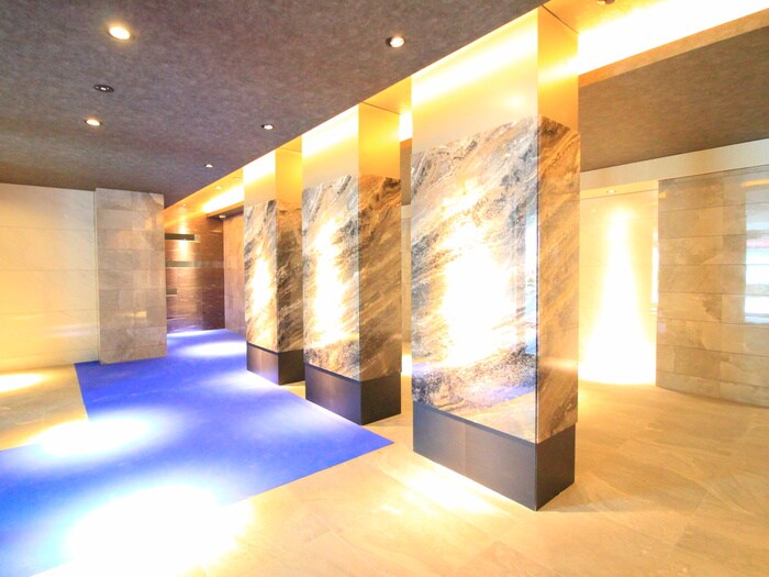 物件外観写真3　(エントランス部分)